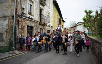 [ARGAZKI GALERIA] Gaur abiatu dituzte Abadiñoko San Trokaz jaiak, Gerbasen kalejiragaz