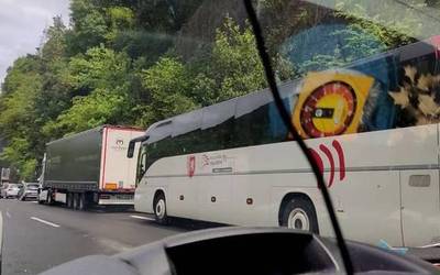 Autobus batek su hartu du AP-8 autobidean, Mendaro parean