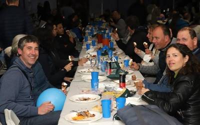 Auzolanean egindako parrillada, haur eta gurasoentzat