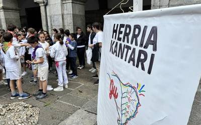 Kantuan eta dantzan aritu dira 'Herria kantari' jaialdian