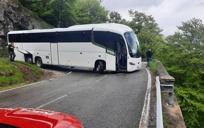 Autobusa Urbasako portuan trabatuta