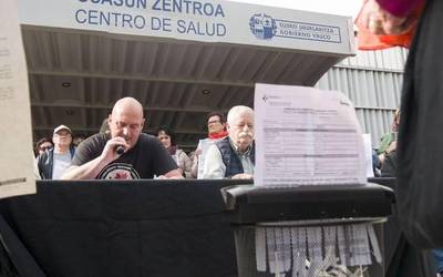 Birrindu egin dituzte Osakidetzaren erantzunak, “aitzakiak" direla argudiatuta