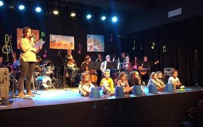 'Semifuso bueltan da' ipuin didaktikoa taularatu zuten Soraluzeko Musika Eskolakoek, arrakasta handiz