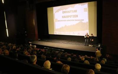 'Errautsak hauspotzen' proiektuaren bideografiak eta liburuxka aurkeztu ditu Trikigirok Azpeitian