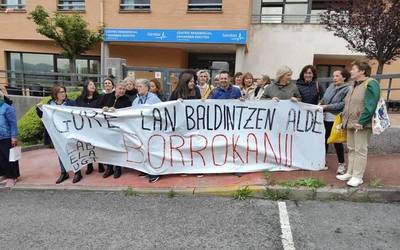 Loramendi egoitzako langileak lan baldintza duinak eskatzeko mobilizatzen ari dira