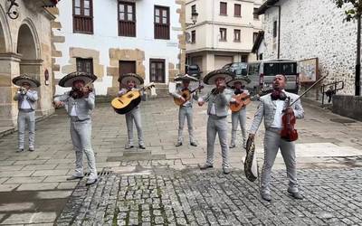 Mexikoko doinuek hartu dute Aramaio, 'Estampas de Mexico' mariatxien eskutik