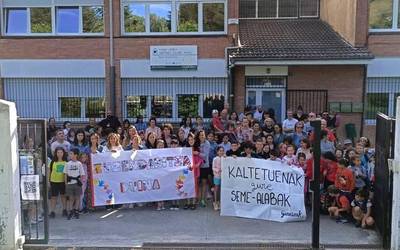 Artziniegako hezkuntza komunitatea mobilizatu da gaur eta elkarretaratzea deitu du Udalak ostiralerako, zerbitzu publikoen gainbehera salatzeko