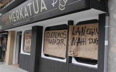 Ateak noiz irekiko zain jarraitzen dute Laudioko Merkatuko dendariek
