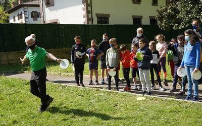 Disc golfa entrenatzen hasiko dira asteazkenetan Donezteben