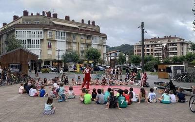 Zirko-saioa plaza erdian
