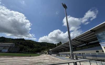 1,1 milioi euro Mojategiko argiztapen-sarea eta atletismo pista aldatzeko