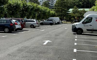 Musakolako kiroldegi kanpoko aparkalekua margotzen ari dira