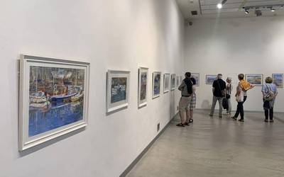 Igandera arte ikus daiteke Elisabet Mendiaren margo bilduma
