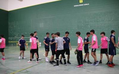 Gaur jokatuko dituzte futbito ligaren finalerdiko azken minutuak