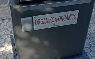 Itxi egingo dute Estropalari kaleko biribilgunean dagoen bio-hondakinen edukiontzia