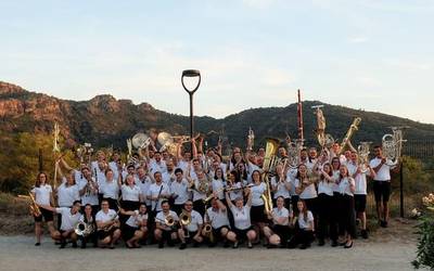 Herbehereetako orkestra bailaran ezagutaraztera