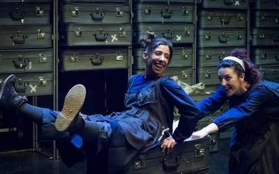 Laura Villanueva (Yarleku konpainia): “Antzezlana ikusten duten haurrengan pentsamendu kritikoa sustatzen badugu, gure lana egina dago”