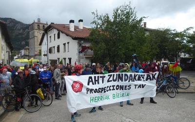 EH Bilduk AHT-rekin "zentzuz jokatzeko" deia egin du