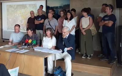 Solaria gezurretan aritu zaie Zigoitiko lurjabeei, salatu dutenez