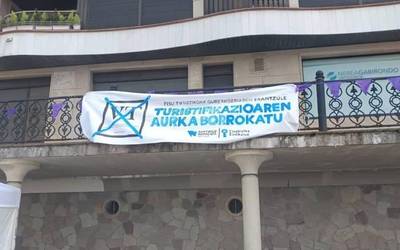 Turistifikazioak eskualdean sortutako kalteak salatu ditu Etxebizitza Sindikatuak