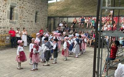 Done Jakue ospatu dute Larrinben musika eta dantza artean