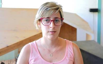 “Edo Latiorroko eskola publikoan ematen diote plaza nire semeari, edo lana utzi beharko dut ikastetxera eramateko”
