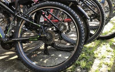 Bizikletak eta eraikuntzako materiala lapurtu dituzte gauean Oñatin