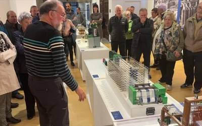 Kotoitik oihalera, ehungintza prozesua azaltzen duen erakusketa