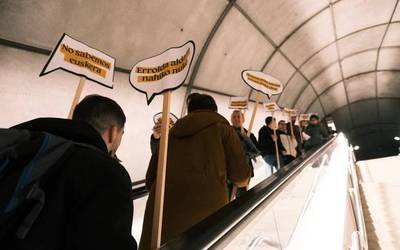 GUKAk Bilbon euskaraz bizitzeko erronkak irudikatu ditu metroko eskailera mekanikoetan