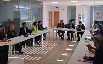 Gobernuak eta ibarreko ordezkariek industriaren egoera aztergai izan dute