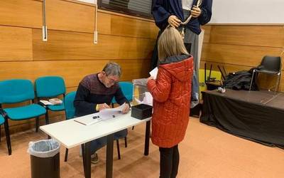 Herritarrak Andra Mari gunerako proiektuak bozkatzen aritu dira