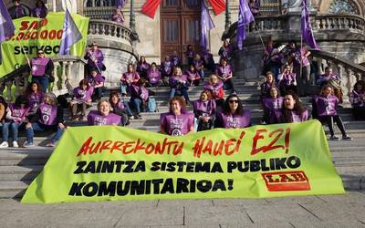 LABek Pikete Feminista aktibatu du Bilboko Udalean zaintzaren pribatizazioa salatzeko