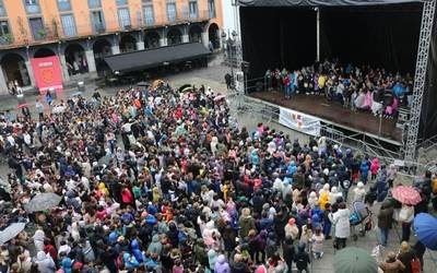 Ikastetxeek plazara eraman dituzte euskararen aldeko aldarriak