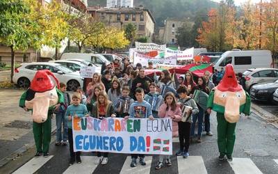 Aranzadi ikastolaren Euskararen Eguneko kalejira, argazkitan
