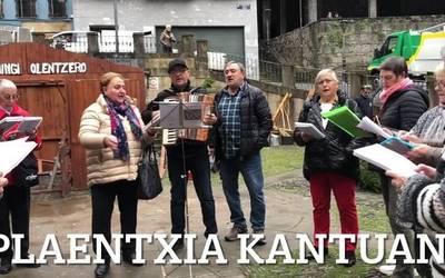 Euskara plazara atera dute Plaentxia Kantuan ekimeneko kantariek