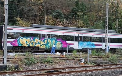 Renfeko trenen grafitiak garbitzen hasi dira