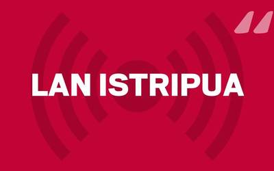 Langile bat zauritu da Aramaion, gidatzen zuen obretako kamioia iraulita