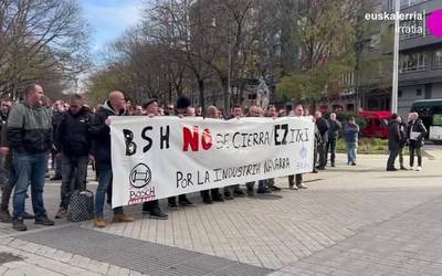 BSHko langileek Parlamentu aurrean egin dute protesta