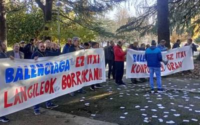 Gobernuaren Ordezkariordetza aurrean elkarretaratu dira gaur Balenciagako langileak