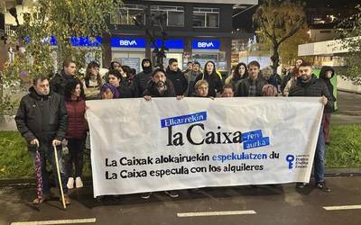 La Caixaren aurkako elkarretaratzea egin dute