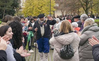 Olentzerori omenaldi jendetsua egin diote Aresketa Ikastolako hezkuntza komunitatetik