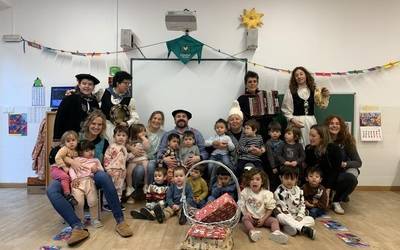 Olentzero eta Mari Domingi iritsi dira Kurtzebarri eskolara