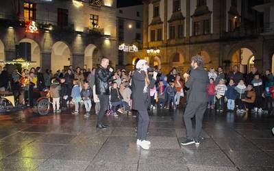 Demode Quartet taldeak herriko kaleak girotu ditu