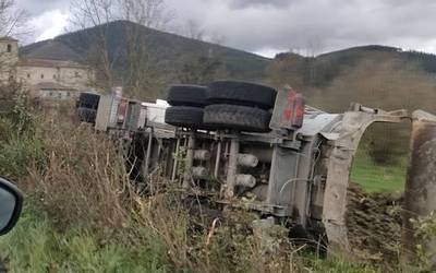 Beste kamioi bat atera da bidetik Zuhatzan, baina zauriturik eragin gabe