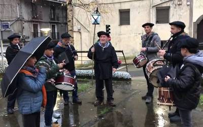 Olentzerok Mesedeetako egoiliarrei ere eraman zizkien opariak
