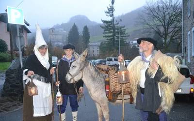 [ARGAZKIAK] Olentzeroren eta Mari Domingirien bisita izan dute Berako haurrek ere