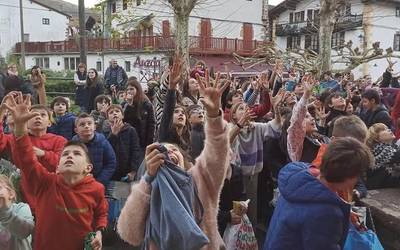 Glin-glan eskean eta kopla kantari bukatuko dute urtea beratarrek