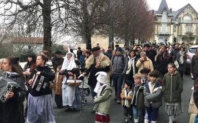 Izigarriko memento ederrak pasatu zuten Sarako haur eta helduek Olentzero eta Mari Domingirekin