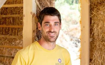 Ander Magallon: "Material naturalez egindako eraikinek naturarekin eta gure baitarekin konektatzea ahalbidetzen dute"