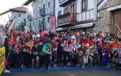 Urtea agurtzeko 300 lagunetik gora batu dira Orozkoko 32. San Silvestre duatloian
